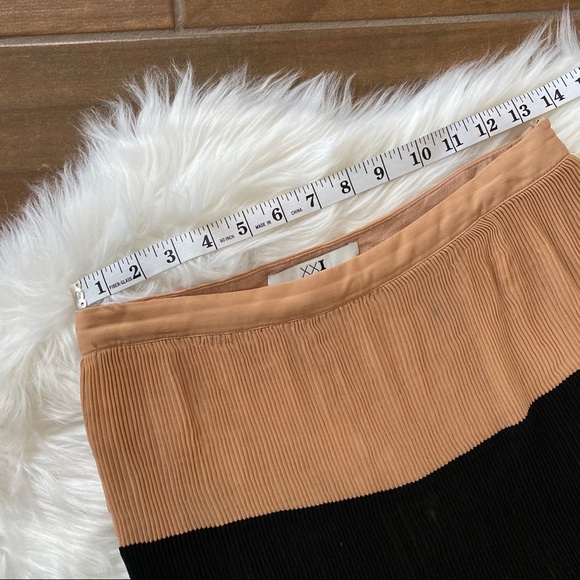 Black and Nude Pleated Midi Skirt - Picture 2 of 4